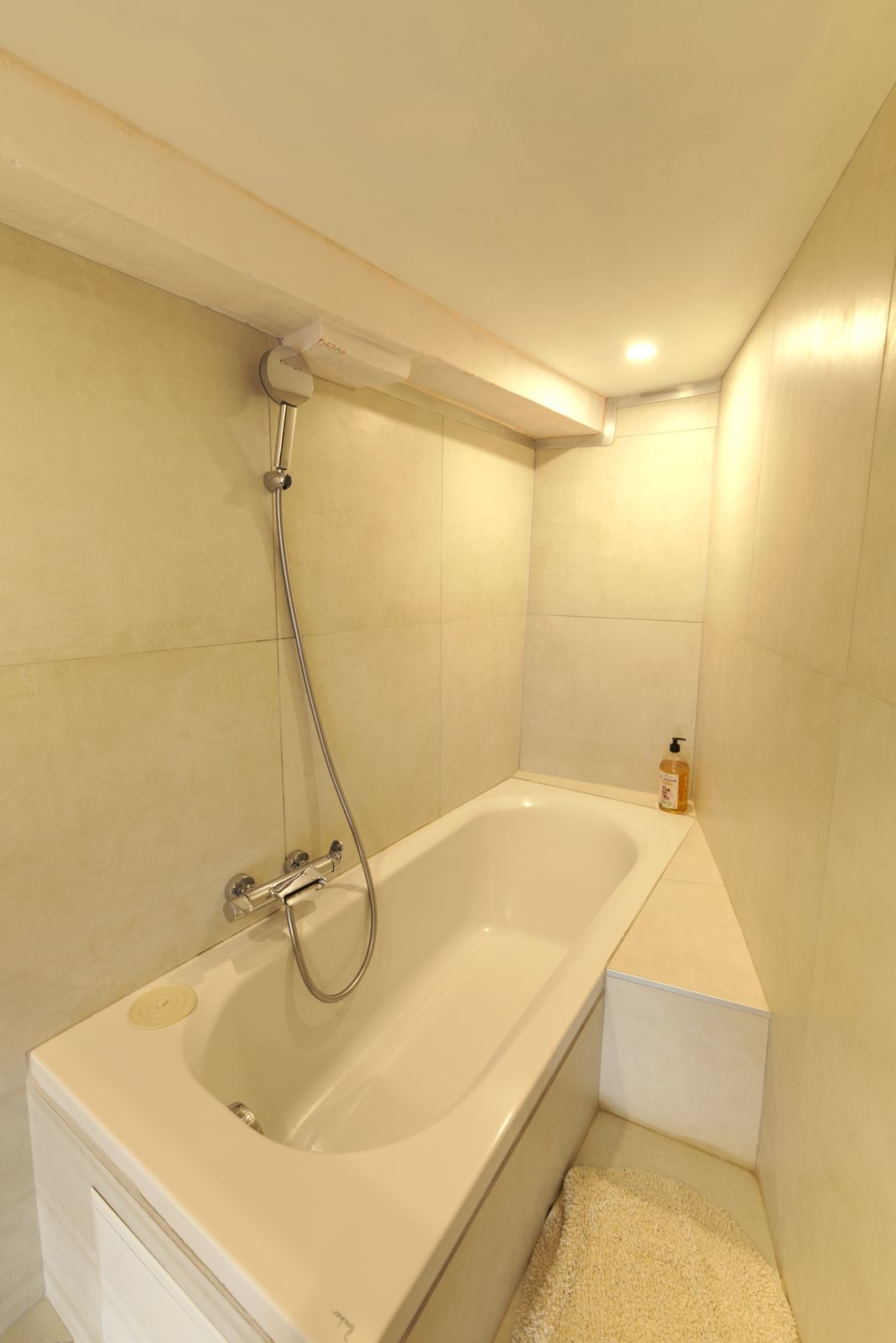 Salle de bain avec baignoire