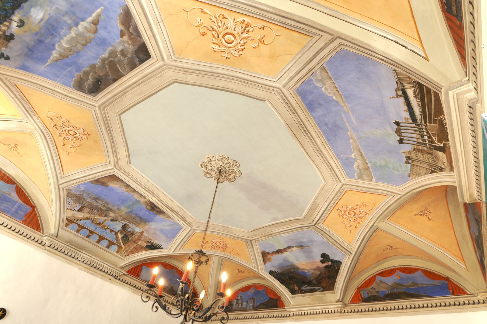 Plafond à fresques et lustre
