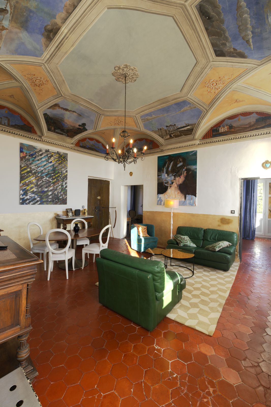 Salon sous plafond peint