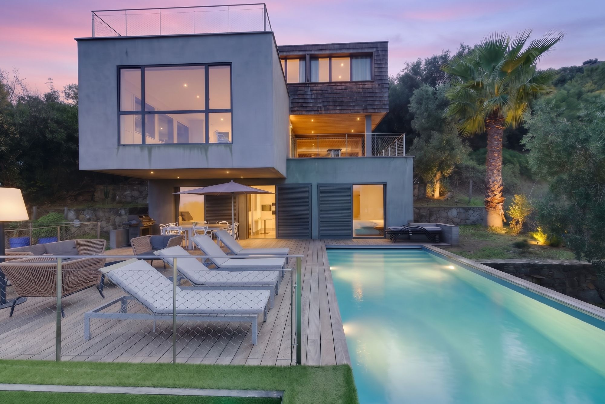 Villa contemporaine à Saint-Florent à la tombée du jour, terrasse et piscine éclairées