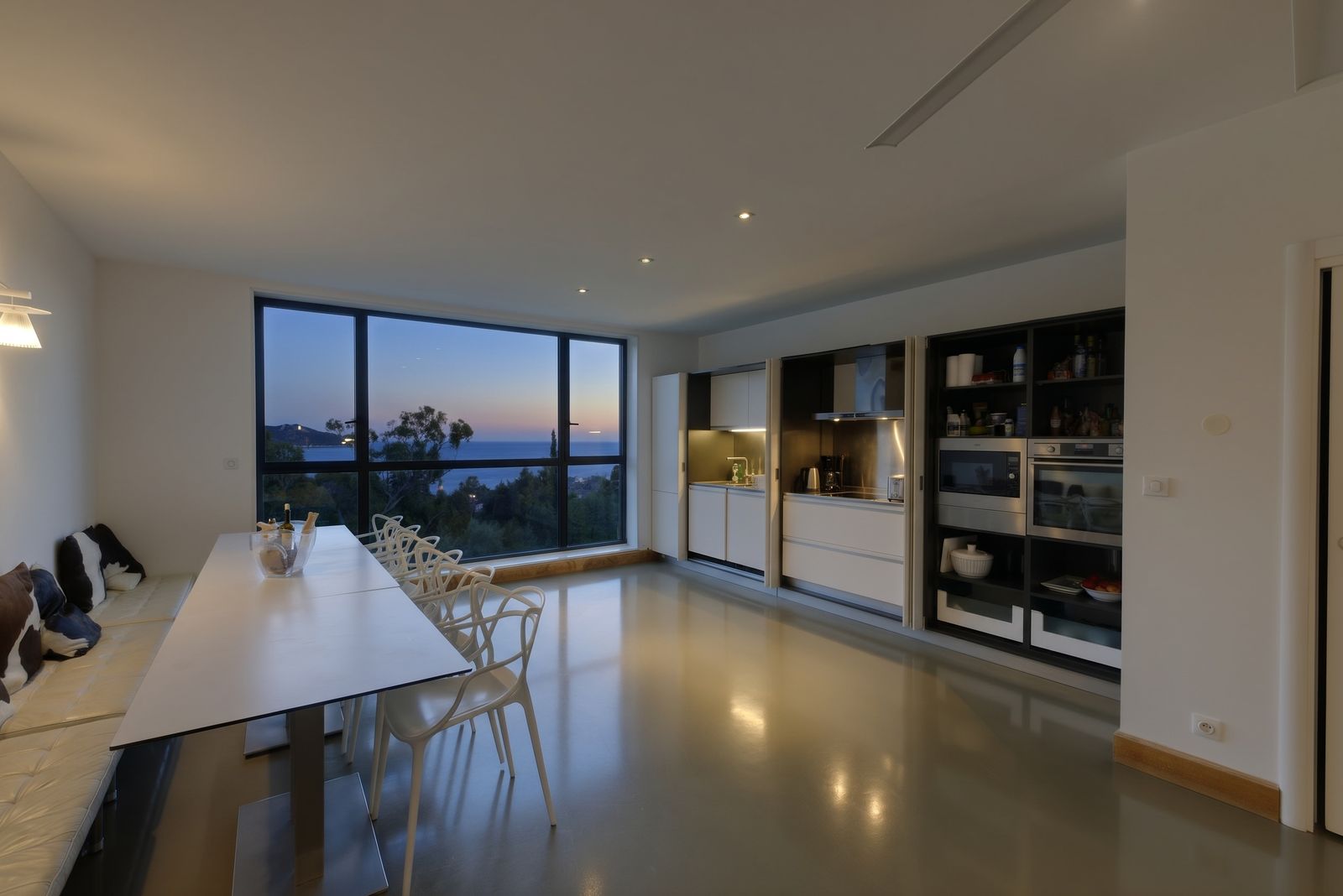 Pièce de vie et cuisine le soir