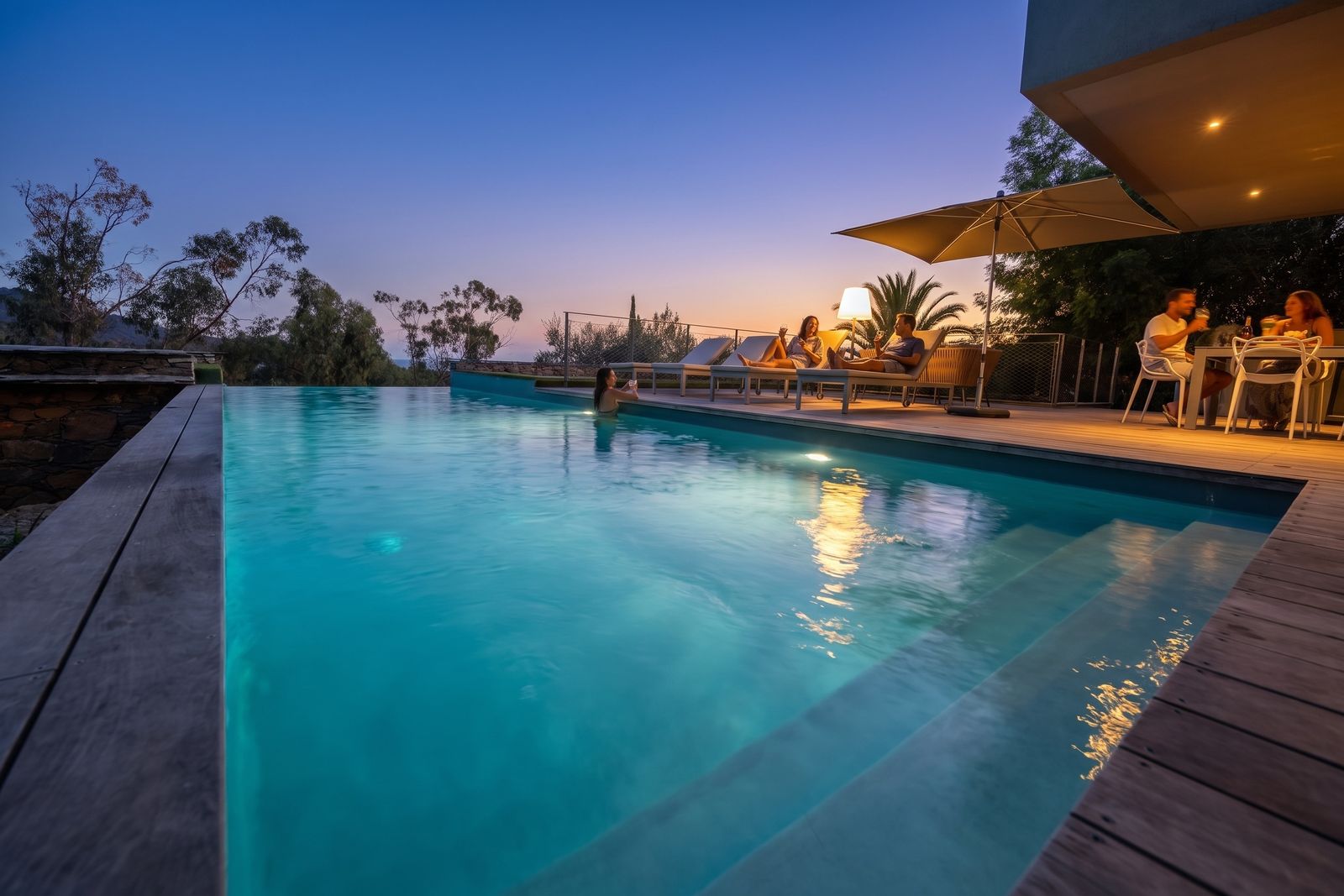 Piscine à débordement au crépuscule