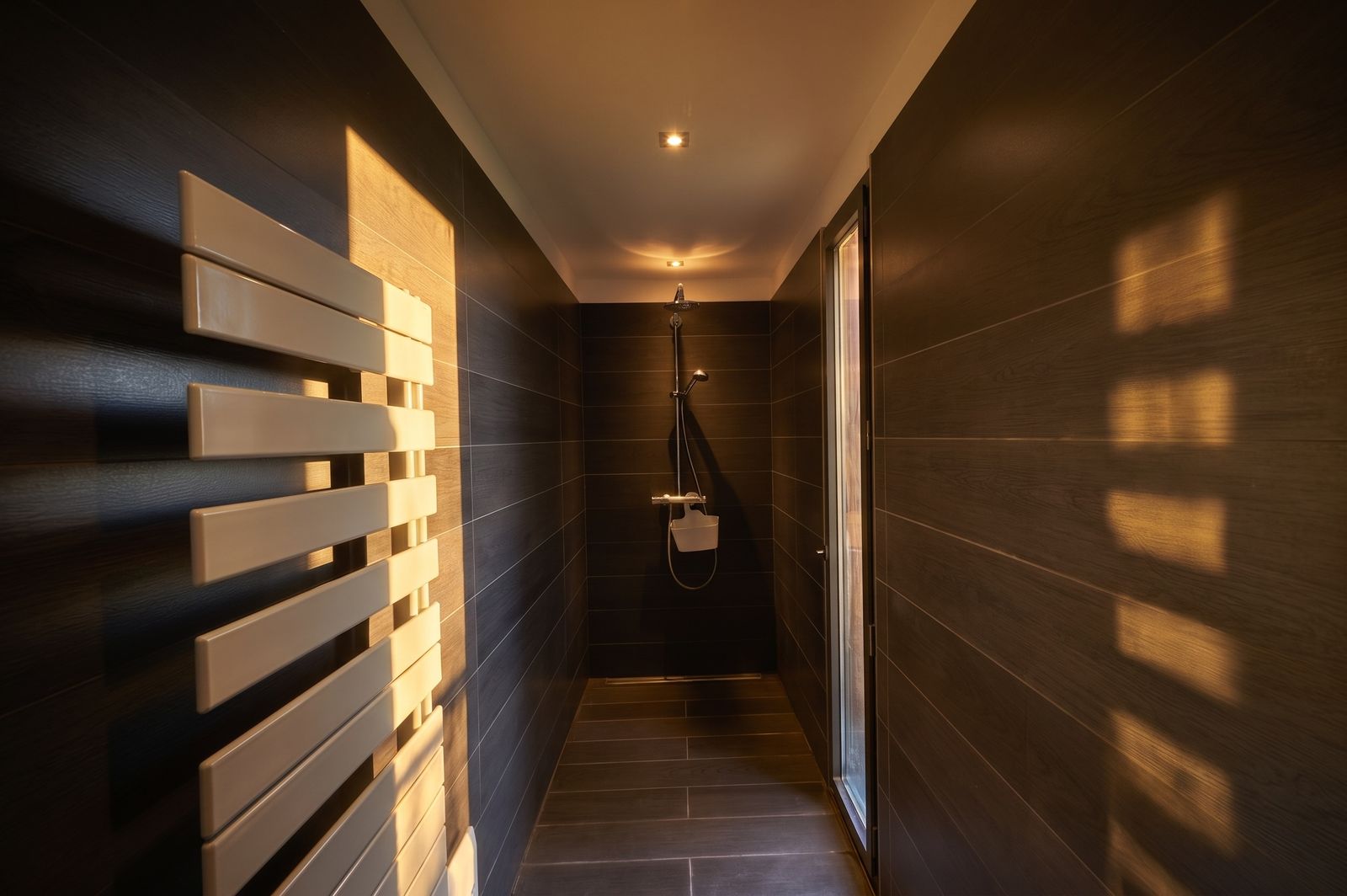 Douche à l’italienne éclairée le soir