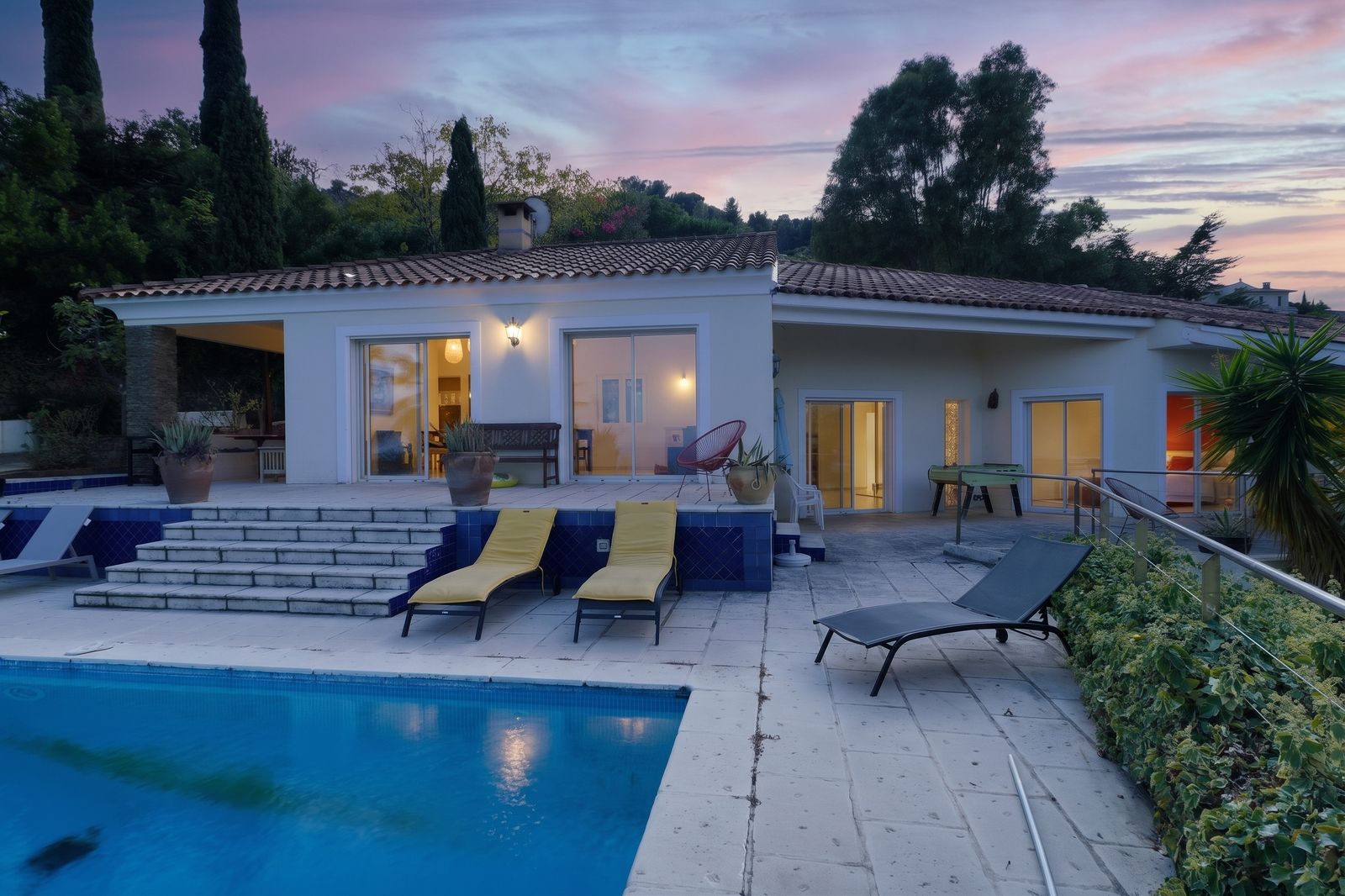 Façade et piscine au coucher du soleil