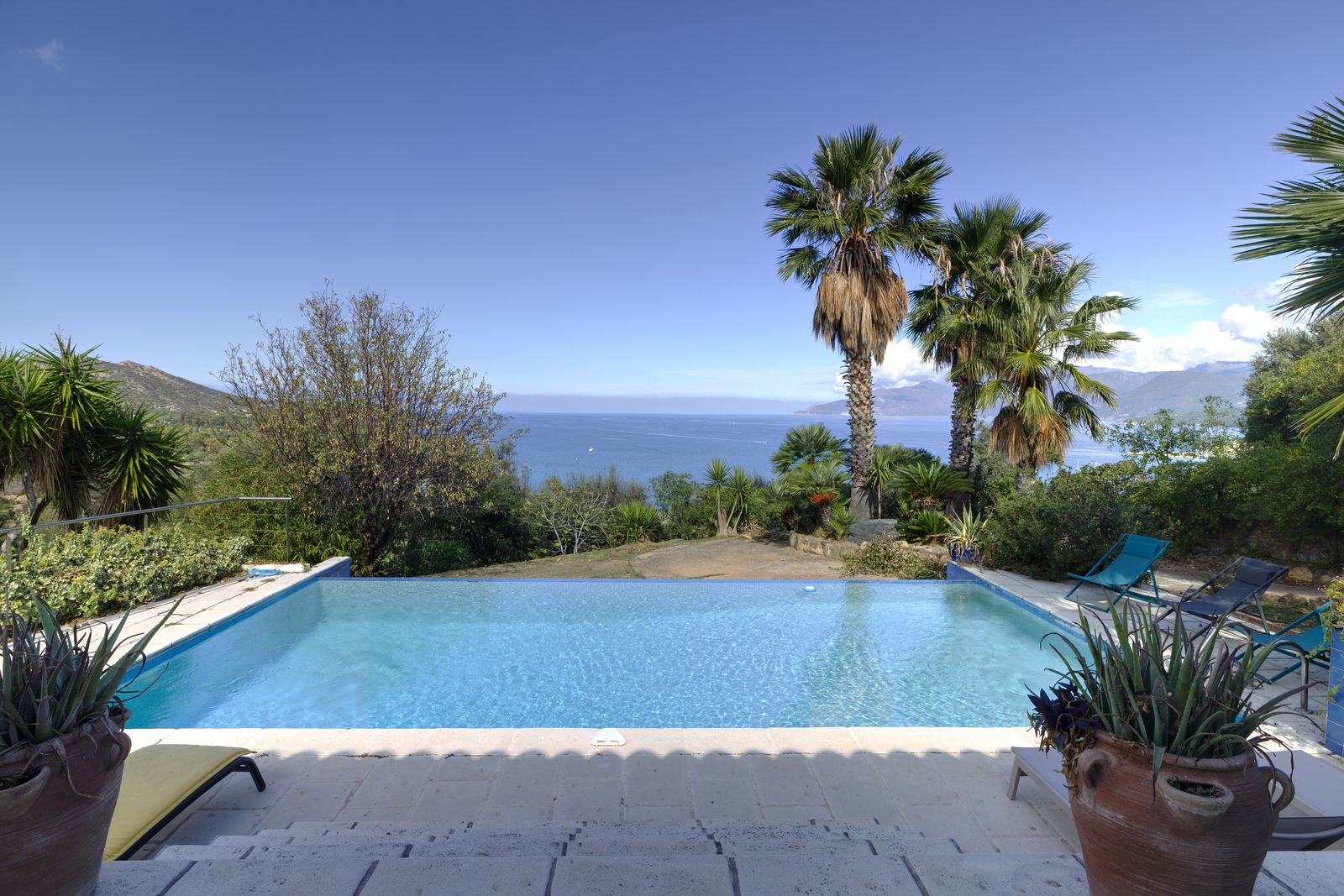Piscine face à la mer